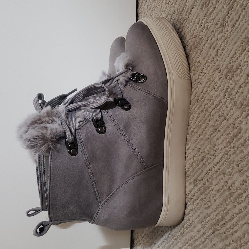 Very G grey faux suede boot with fur 8.5 womens bootie wedge ankle boot lace up